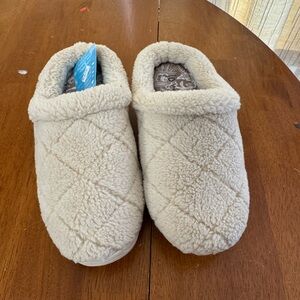 Vera Bradley Cloud Cozy Cream Quilted Slippers NEW size 5
